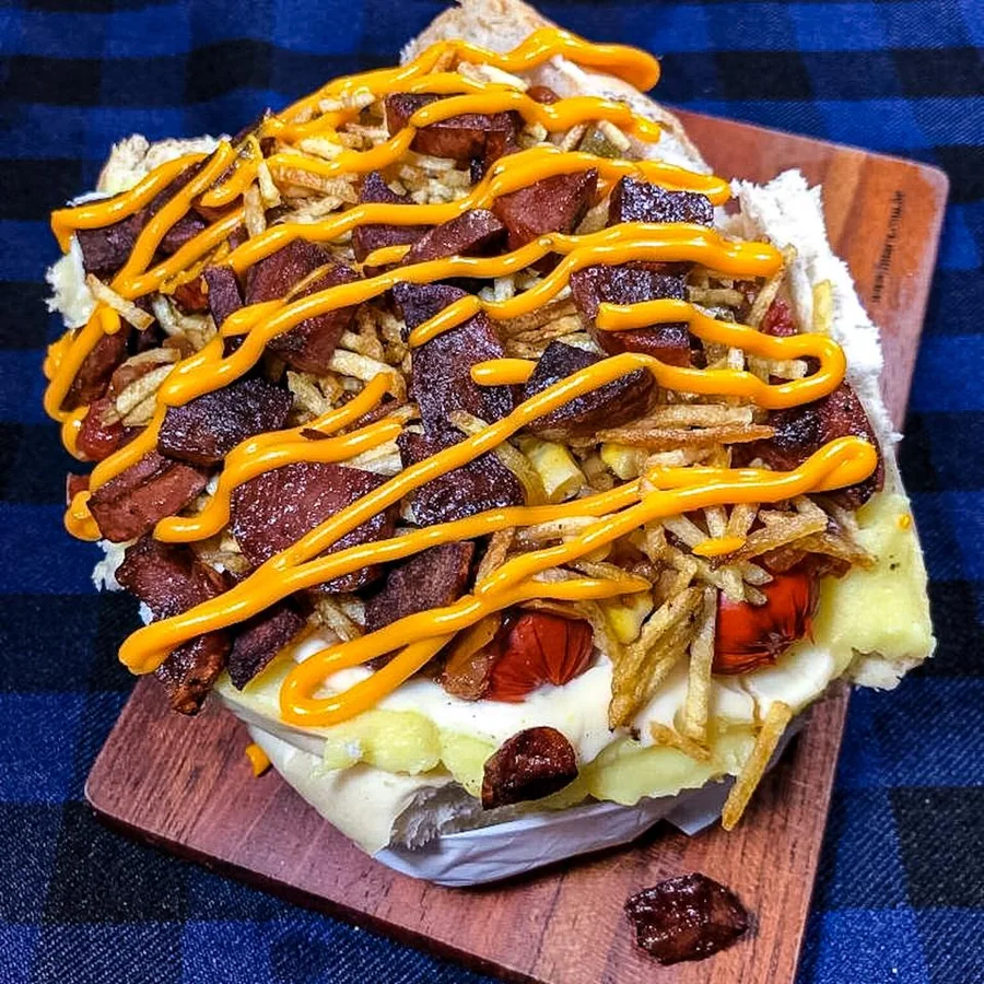 Hot-dog paulista bem recheado com molho e batata palha